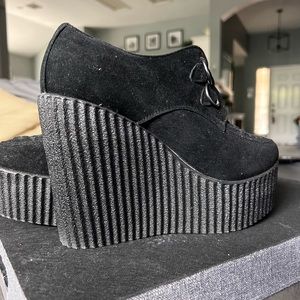 Like new. Black -suede like material. 2” platform/5”heel platform. *Needs laces*